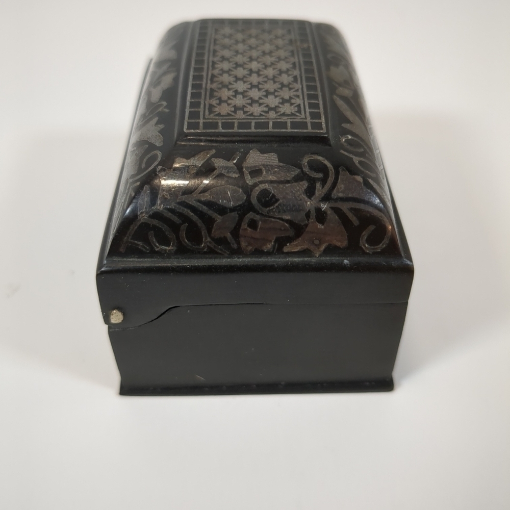 Bidri metal handcrafted floral silver inlay small trinket box - Picture 6 of 12